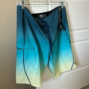 New with tags. Men’s O’Neill swim trunks. Waist size 32. Knee length.